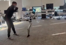 宇树G1机器人测试时突然踹工程师一脚 马斯克评论-程序员中文网