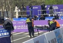 宇树H1半马赛场终点“累倒”，工作人员担架紧急处置-程序员中文网